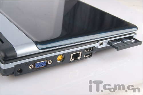 左侧众多接口:ieee1394,rj11,rj45,vga接口,直流电源插孔,pcmcia
