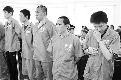 检察官宣读起诉书时，5人均神色黯然(摄/记者 付中)