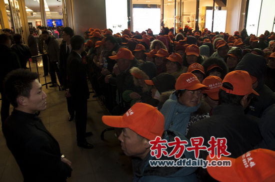 昨晚，苹果淮海路店门外，一个来自江苏启东的约500人团队准备彻夜排队购买iPhone 4S。早报记者 王炬亮 实习生 杨深来 图