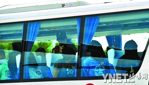 大巴车将疑犯运出机场 ■摄影/陶冉