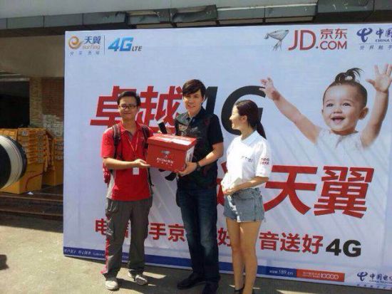 好声音学员塔斯肯在深圳为用户配送4G手机