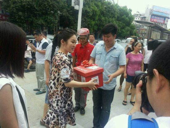 好声音学员萱萱在武汉为用户配送4G手机