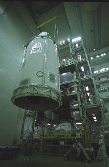 组图:日本探月卫星安装整流罩