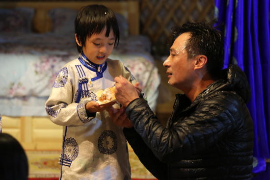 吴镇宇和儿子吃蛋糕