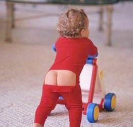 美华裔给孩穿开裆裤遭报警，该不该穿？