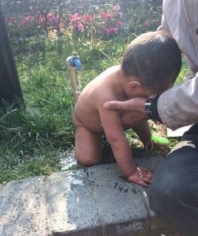 1岁孩冷水洗澡，是锻炼还是折磨？