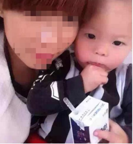 2岁孩被母亲情夫打死 天理难容！