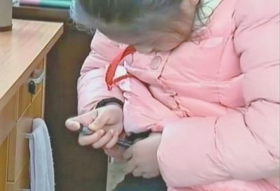 小雨每天这样打针已经3年 东方IC供图Y