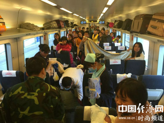 　　图为2015年1月31日，福建漳州，D2318次列车一孕妇突然腹痛难忍，工作人员用布围成临时产房，帮助孕妇顺利生产。(CFP/供图)