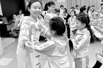 东四十四条小学的学生贴“点赞卡”，为自己喜欢的选修课投票。京华时报记者王海欣摄