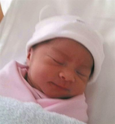 梁咏琪女儿可爱的小模样