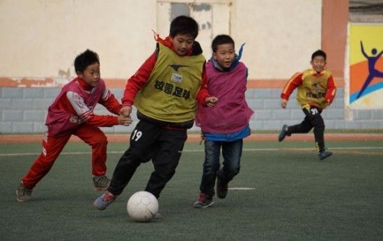 3月2日，兰州市七里河区吴家园学校的学生在进行足球训练。