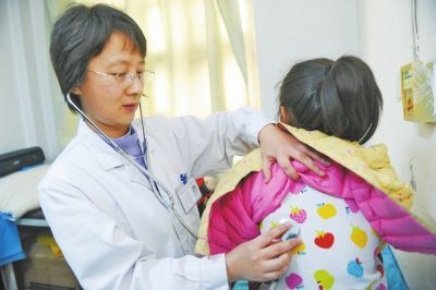 姜志红医生正在给患病的儿童做检查