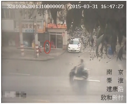 红圈内是两个孩子