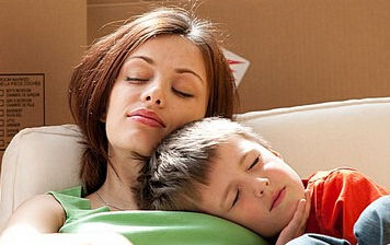 妈妈该和儿子一起睡吗？