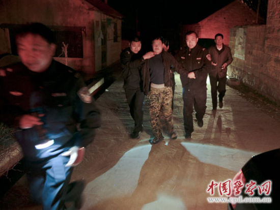 民警抓获贩卖婴儿的买主 人民公安报、中国警察网记者陈路坤 摄