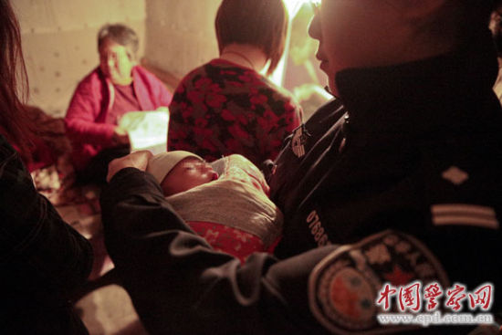民警解救被拐卖婴儿 人民公安报、中国警察网记者陈路坤 摄