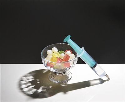 　　国内目前存在脊灰减活疫苗、灭活疫苗(IPV)及包含IPV的五联苗可供家长选择 新京报记者 王远征 摄