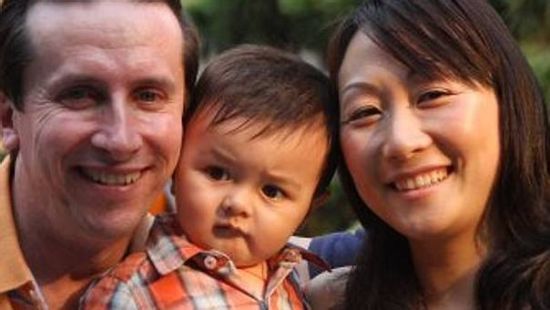 警方调查萧宏慈曾否建议，要艾丹父母(左及右)让艾丹(中)停止使用胰岛素。