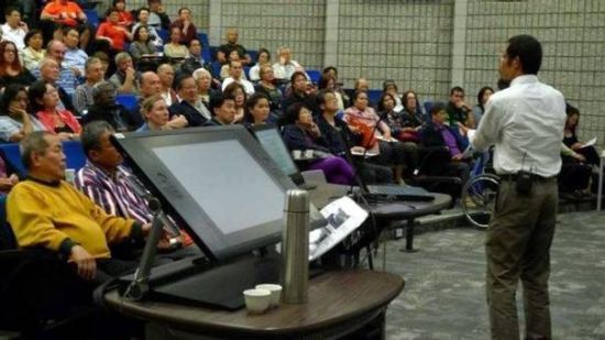 萧宏慈(右)去年在澳洲开拍打拉筋班的情况。