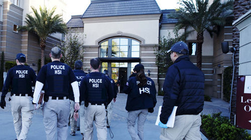 美国联邦调查员突击检查“月子中心”(资料图片)