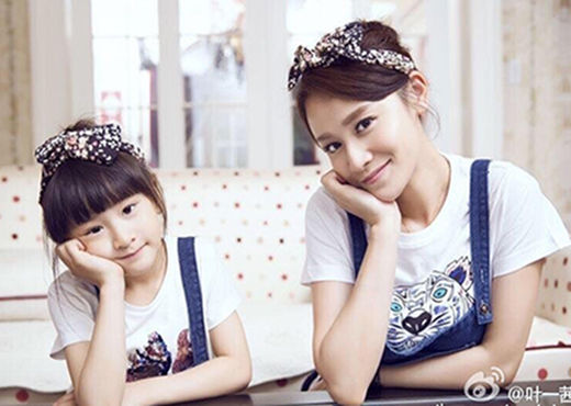 叶一茜23岁做妈妈
