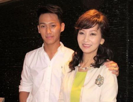 赵雅芝22岁做妈妈