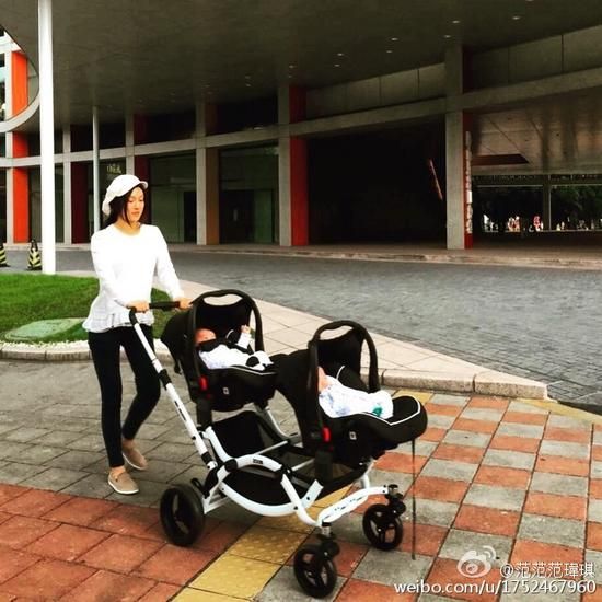 范玮琪带双胞胎儿子出行