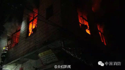 广西玉林居民楼突发大火