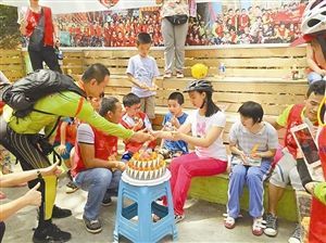 活动现场，孩子们露出了可爱的笑容。深圳晚报记者 李颖 摄