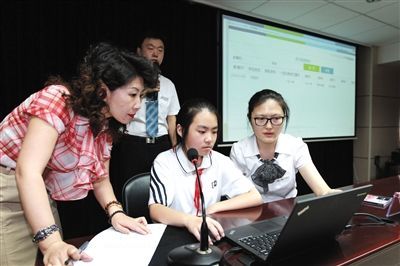 　　东城区“小升初”计算机派位现场，自荐的家长代表和学生代表在操作员指导下进行模拟派位。 通讯员 刘毅 摄