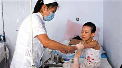 高子涵在医院接受治疗