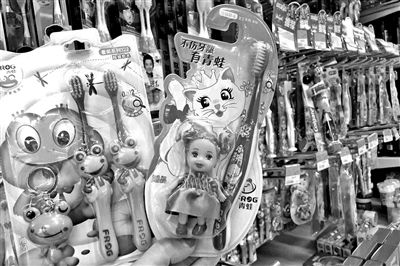 超市里售卖的牙刷琳琅满目，种类繁多。新华报业视觉中心记者 刘莉 摄