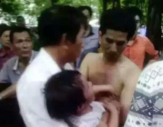 男子抱走2岁娃被千人围堵 