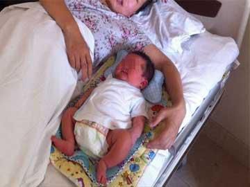 多多出生时身高57厘米，体重9斤7两，体重已经超过新生儿5-8斤的体重标准。