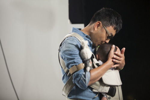 而此次和名嘴奶爸一起拍摄的则是一个和汪涵儿子小沐沐差不多大的可爱