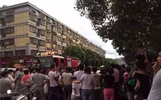 发现男童被锁车内，大量民众围观，民警和消防车都来了