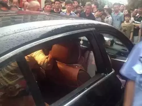 最后消防员砸破了玻璃就出了男童