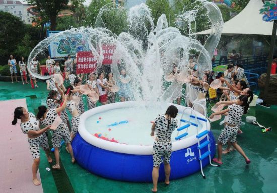 　百名辣妈身着性感的奶牛比基尼，在杭州一公园大玩泼奶狂欢