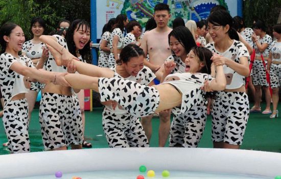 　　　百名辣妈身着性感的奶牛比基尼，在杭州一公园大玩泼奶狂欢