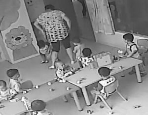 视频截图：孩子被保育员拖着往外走 