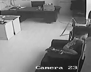 视频截图：孩子被关到办公室里，一直在哭，随后就翻窗了