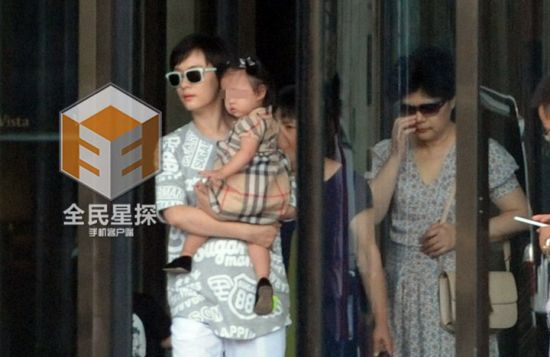 孙俪抱着小花妹妹走出酒店
