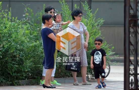 等等戴墨镜酷劲十足