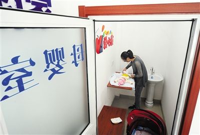 　　妈妈在出差期间应坚持每天挤奶，有助于保持奶量。有条件的话，挤出的奶可以保存起来，带回家给宝宝喝。图/CFP