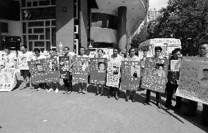 丢失孩子的家长集体寻子。记者 党运/摄