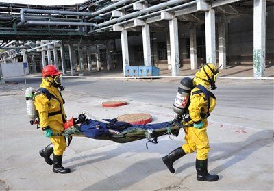 　专家指出，如果救援现场存在氰化物，救援人员应当穿连衣式胶布防毒衣。图/东方IC