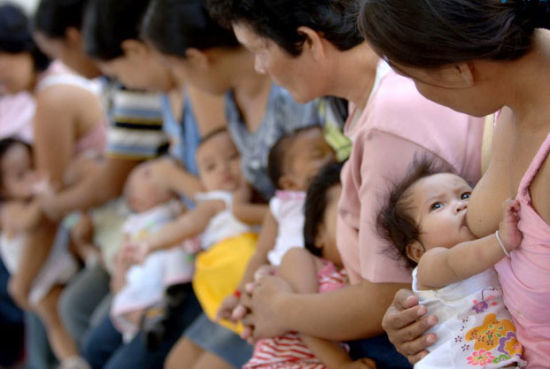公共场合哺乳一直是争议话题