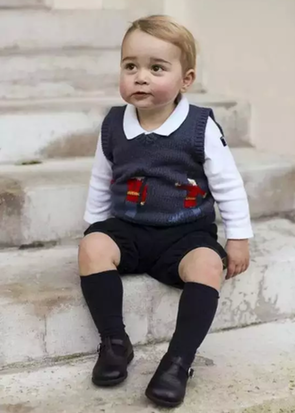 乔治王子穿着皇家卫兵图案毛背心