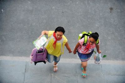 专家认为，拉杆式书包虽然避免了躯干和脊柱的直接负重，但可能会造成肩背部肌肉的损伤。图/CFP